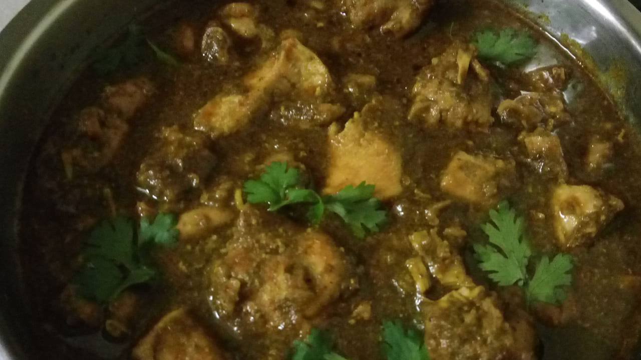 గోంగూర ఆకులను కడిగి ముక్కలుగా కోయండి. మీరు తాజా లేదా ఎండిన ఆకులను ఉపయోగించవచ్చు. ఎండిన ఆకులను ఉపయోగిస్తుంటే, కోసే ముందు వాటిని 30 నిమిషాలు నీటిలో నానబెట్టండి. చికెన్ ముక్కలను పసుపు పొడి, ఎర్ర కారం పొడి, ఉప్పుతో కనీసం 30 నిమిషాలు మ్యారినేట్ చేయండి. మీకు కావాలంటే పెరుగు కూడా వేసుకోవచ్చు.