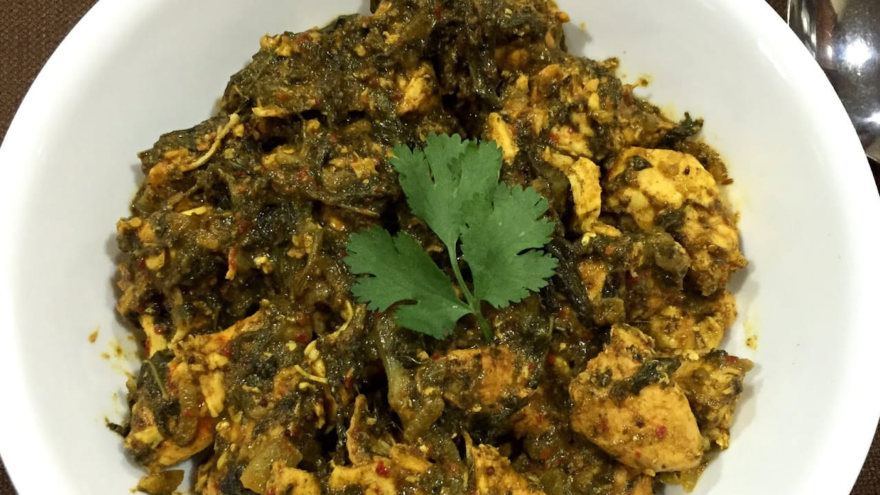 ముందుగా స్టవ్ ఆన్ చేసి పాన్ పెట్టి నూనె పోసుకొని మీడియం మంట మీద వేడి చేసి, జీలకర్ర, ఆవాలు వేసి, చిలకరించండి. అందులో తరిగిన ఉల్లిపాయలు, పచ్చిమిర్చి, వెల్లుల్లి, అల్లం వేసి, ఉల్లిపాయలు పారదర్శకంగా మారే వరకు వేయించాలి. మ్యారినేట్ చేసిన చికెన్ ముక్కలను పాన్లో వేసి, అవి బ్రౌన్ కలర్ వచ్చే వరకు, పూర్తిగా ఉడికినంత వరకు ఉడికించాలి.