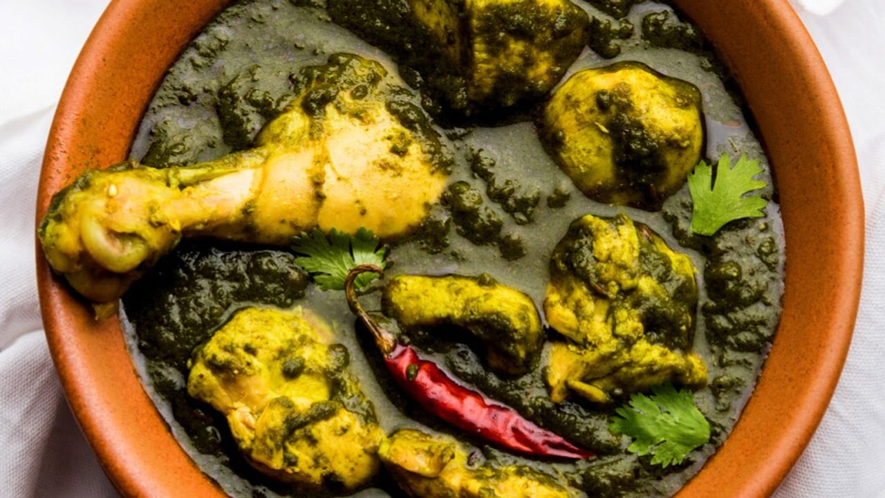 తర్వాత ఓ బాణలిలో తరిగిన గోంగూర ఆకులను వేసి బాగా కలపండి. ఆ ఆకులు బాగా దగ్గరగా ఉడికేంత వరకు 5-7 నిమిషాలు ఉడికించాలి. రుచికి సరిపడా ఉప్పు వేసి, కొత్తిమీరతో అలంకరించి, వేడి వేడిగా అన్నం లేదా రోటీతో వడ్డించండి. టేస్ట్ సూపర్ అంటారు.