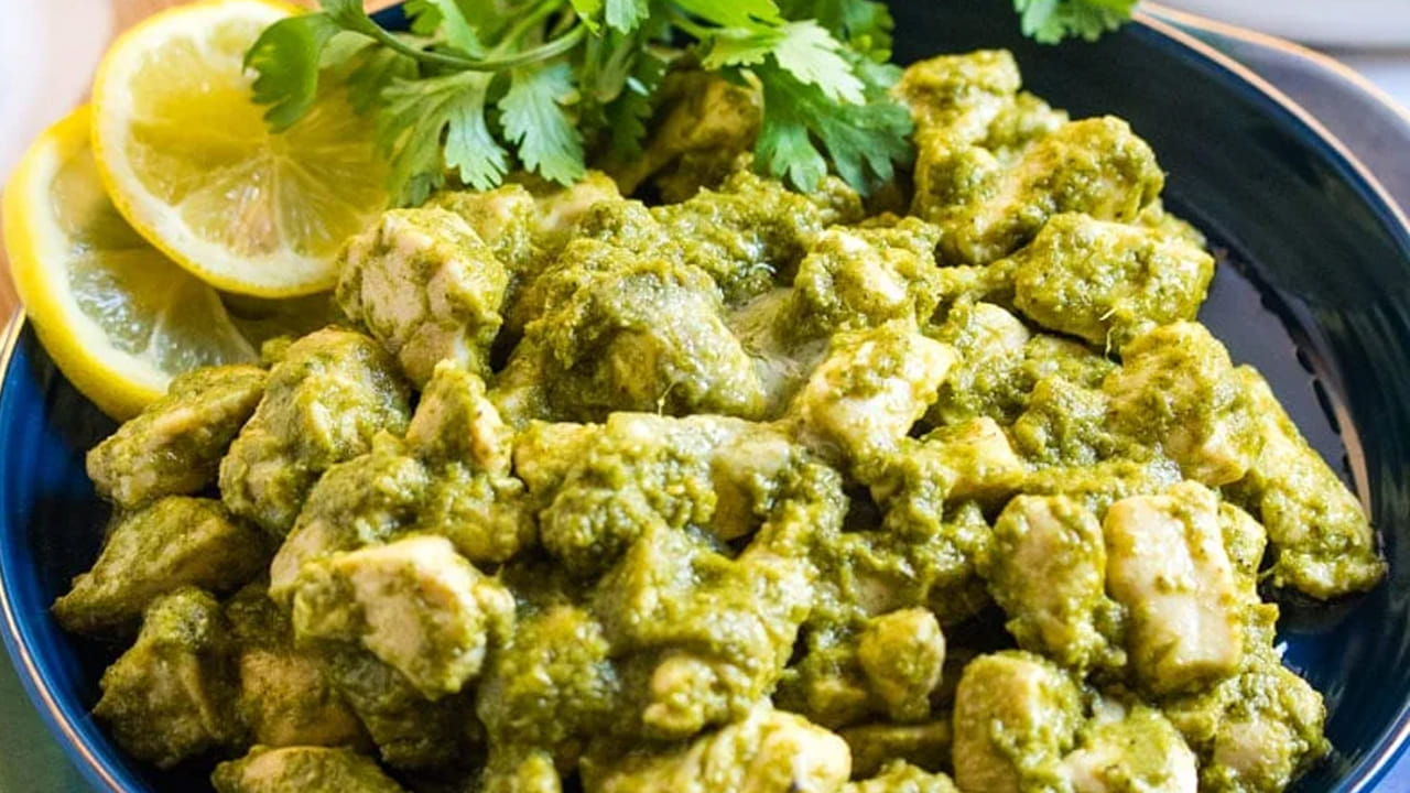 తర్వాత ఒక బౌల్లో కడిగిన చికెన్కు ఉప్పు, నల్ల మిరియాల పొడి, పసుపు,పెరుగు, గ్రైండ్ చేసిన గ్రీన్ పేస్టును వేసి బాగా కలుపుకోవాలి. ఒక ప్యాన్లో నూనె తీసుకొని స్టౌవ్పై వేడి అయిన తర్వాత రెడీగా ఉంచుకున్న చికెన్ మొత్తం వేసి బాగా కలపాలి.