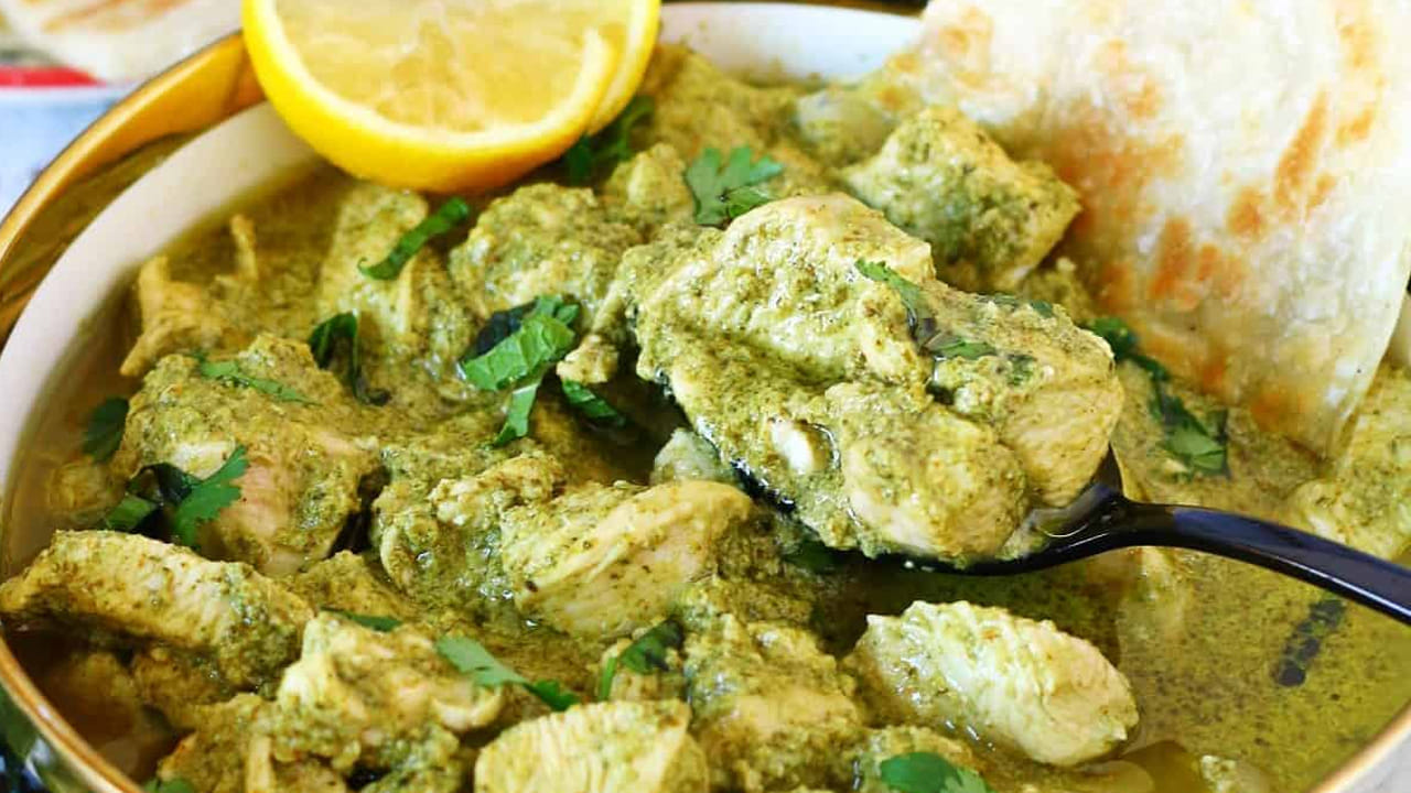 చికెన్, కొత్తమీర గుప్పెడ, వెల్లుల్లి, పచ్చిమిర్చి, పుదీనా, ఉల్లిపాయ, జీడిపప్పు, మిరియాల పొడి, పసుపు, పెరుగు, గరం మసాలా, నూనె గ్రీన్ చికెన్ తయారీకి కావాల్సిన పదార్థాలు. ముందుగా షాప్ నుంచి తెచ్చుకొని ఉంచుకోవాలి.