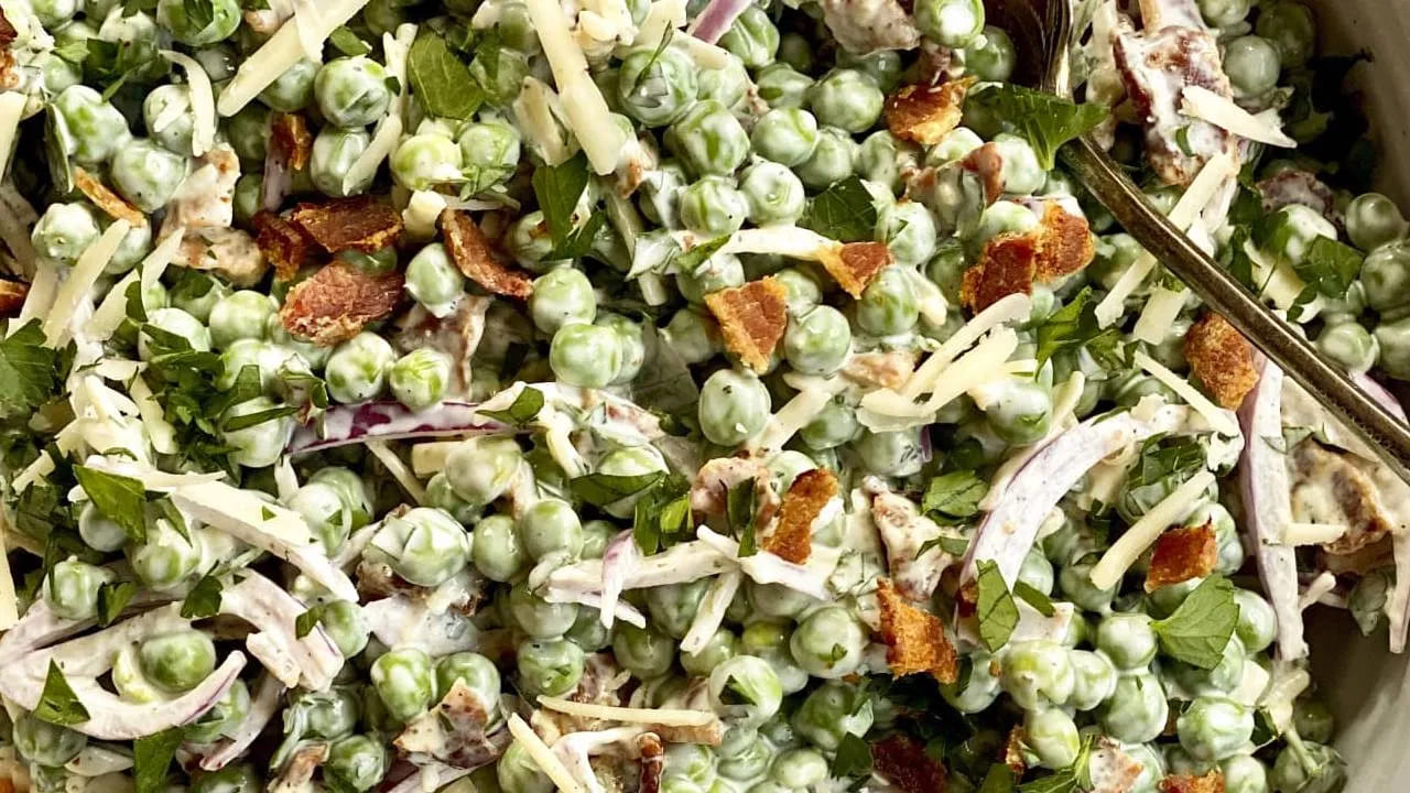 ఇందులో విటమిన్ ఎ, సి, కె, బి-కాంప్లెక్స్ వంటి విటమిన్లు, ఇనుము, మెగ్నీషియం, పొటాషియం వంటి ఖనిజాలు పుష్కలంగా ఉంటాయి. ముఖ్యంగా సలాడ్లలో పచ్చి బఠానీ చేర్చుకోవడం వల్ల రుచితోపాటు ఆరోగ్యం మీ సొంతం అవుతుంది. బఠానీలను కొద్దిగా వేయించి ఉల్లిపాయ, పచ్చిమిర్చి, పనీర్తో కలిపి సలాడ్ తయారు చేసుకోవచ్చు.