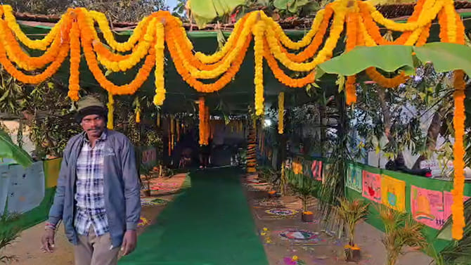 అరటాకు తోరణాలు, పూల దండలతో అలంకరణ.. ఇది పోలీంగ్ స్టేషనే..