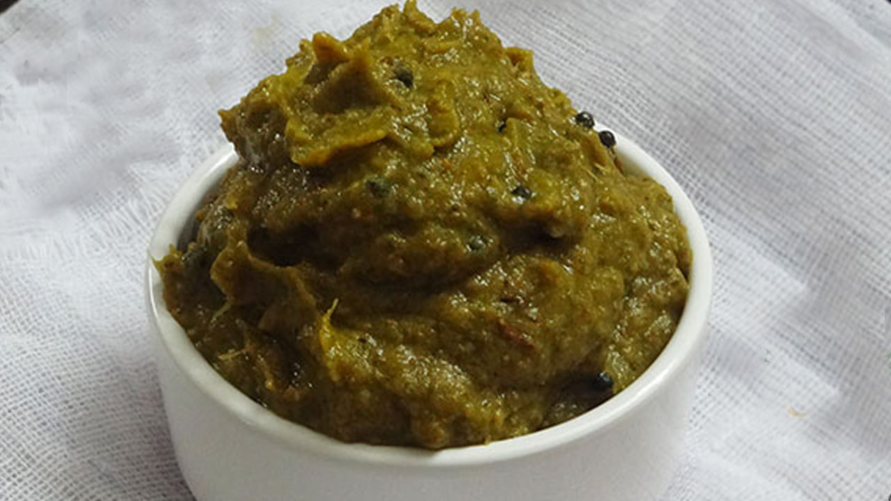 ముందుగా తాజాగా ఉన్న పచ్చి చింతకాయలు తీసుకొని వాటిని  శుభ్రంగా కడిగి పెచ్చులను తీసి, ముక్కలుగా కోసుకొని పక్కన పెట్టుకోవాలి. తర్వాత వీటిని వేయించకుండా పచ్చిగానే మిక్సీ లేదా గ్రైండర్‎లో పచ్చి చింతకాయలతో పాటు  కొత్తిమీర తరుగు, పచ్చిమిర్చి, జీలకర్ర, బెల్లం, వెల్లుల్లి రెబ్బలు, రుచికి సరిపడా ఉప్పు వేసుకొని మెత్తగా రుబ్బుకోవాలి. దీన్ని ఒక గిన్నెలోకి తీసుకోండి.