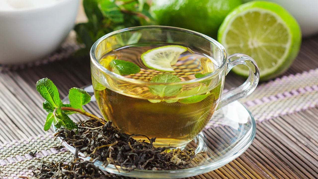 పర్ఫెక్ట్ టీ ఎలా తయారు చేయాలి?: గ్రీన్టీని తయారు చేయడం చాలా సులభం. ఇందుకోసం వేడినీటిలో ఒక చెంచా ఆకులు లేదా టీ బ్యాగ్ వేసి, స్టవ్ ఆపివేసి, రెండు నిమిషాలు మూతపెట్టండి.ఆది బాగా మరిగిన తర్వాత దాన్ని వడకట్టి.. ఒక కప్లోకి తీసుకోండి. ఆ తర్వాత దాన్ని ఆస్వాధించండి.