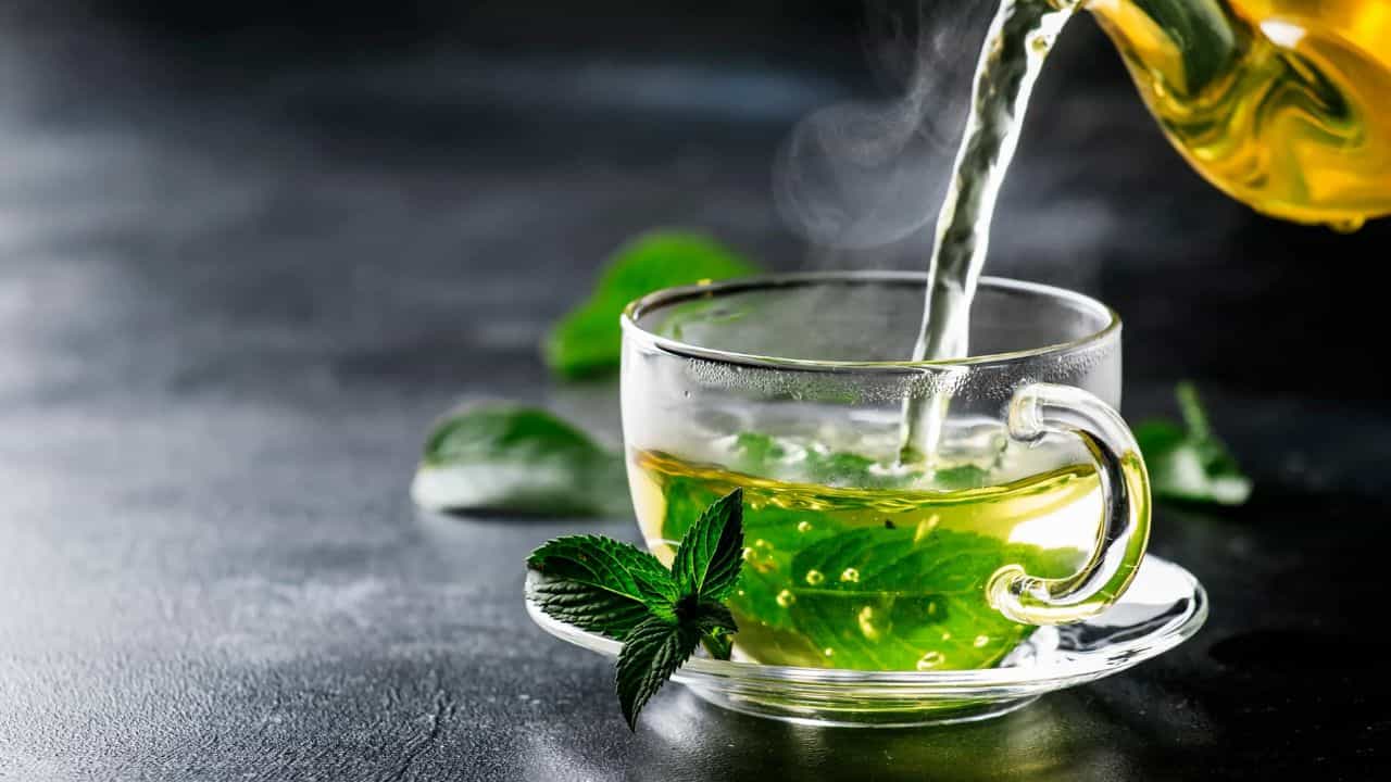 వేడిగా ఈ పానీయంగా తాగడం వల్ల భోజనం అయిపోయిందని మెదడుకు సంకేతాలు అందుతాయి. దీనివల్ల స్వీట్లు, స్నాక్స్ లేదా ఇతర ఆహారాలు తినాలనే కోరిక క్రమంగా తగ్గుతుంది.
