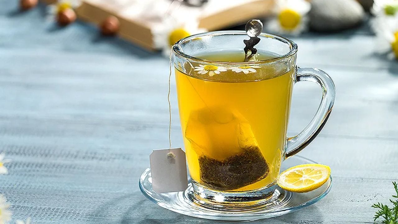 గ్రీన్టీ తాగడం వల్ల అనేక ప్రయోజనాలు ఉన్నాయి.మీరు బరువు తగ్గాలని లేదా కొవ్వును కరిగించాలని ప్లాన్ చేస్తుంటే, పగటిపూట గ్రీన్ టీ తాగడం చాలా ఉత్తమం. అలాగే మీరేదైనా పనిచేస్తున్నప్పుడు, చదువుకుంటున్నప్పుడు.. నిద్రపోయినట్టు అనిపిస్తే.. ఒక కప్పు గ్రీన్ టీ తాగడం అలవాటు చేసుకోండి. ఇది మీ నిద్రను దూరం చేయడంతో పాటు కొవ్వును కరిగించడంలో సహాయపడుతుంది.