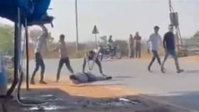 Viral Video: ఎంతకు తెగించార్రా..ఉద్దెరకు సిగరెట్లు ఇవ్వనందుకు..