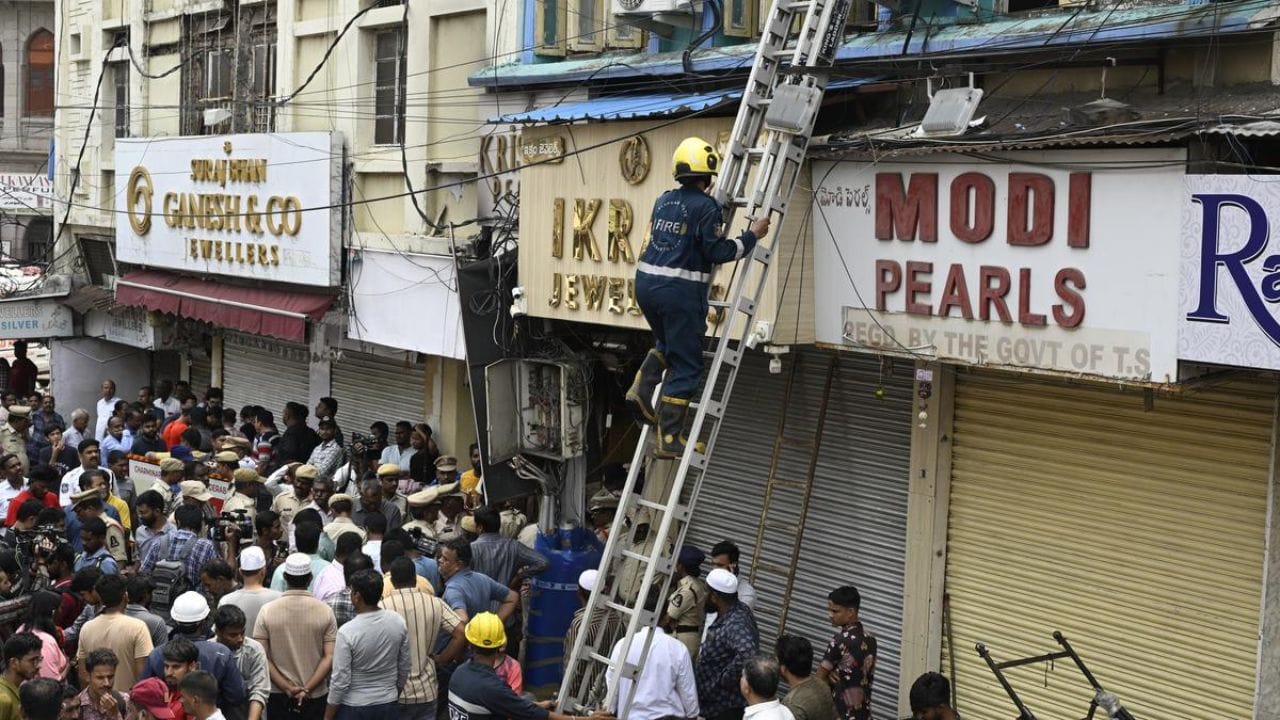 ఇక ఈ ఏడాదిలో జరిగిన మరో ఘోర ప్రమాదం. హైదరాబాద్‌లోని పాతబస్తీలో ఉన్న గుల్జార్ హౌజ్‌లో జరిగిన అగ్నిప్రమాదం. ఇది కూడా యావత్తు తెలంగాణను  దిగ్బ్రాంతి గురిచేసిన గటన. ఈ ప్రమాదం మే 18వ తేదీని తెల్లవారుజామున జరిగింది.హైదరాబాద్ ఓల్డ్ సిటీలోని చార్మినార్ సమీపంలో గుల్జార్ హౌజ్‌లో తెల్లవారు జామున మంటలు చెలరేగి సుమారు 17 మంది సజీవ దహనం అయ్యారు.ఈ ప్రమాదంలో మరణించిన వారికిలో చిన్నారు, మహిళలే ఎక్కువగా ఉన్నారు. ఈ ఘటన రాష్ట్రవ్యాప్తంగా తీవ్ర విషాదాన్ని నింపింది.