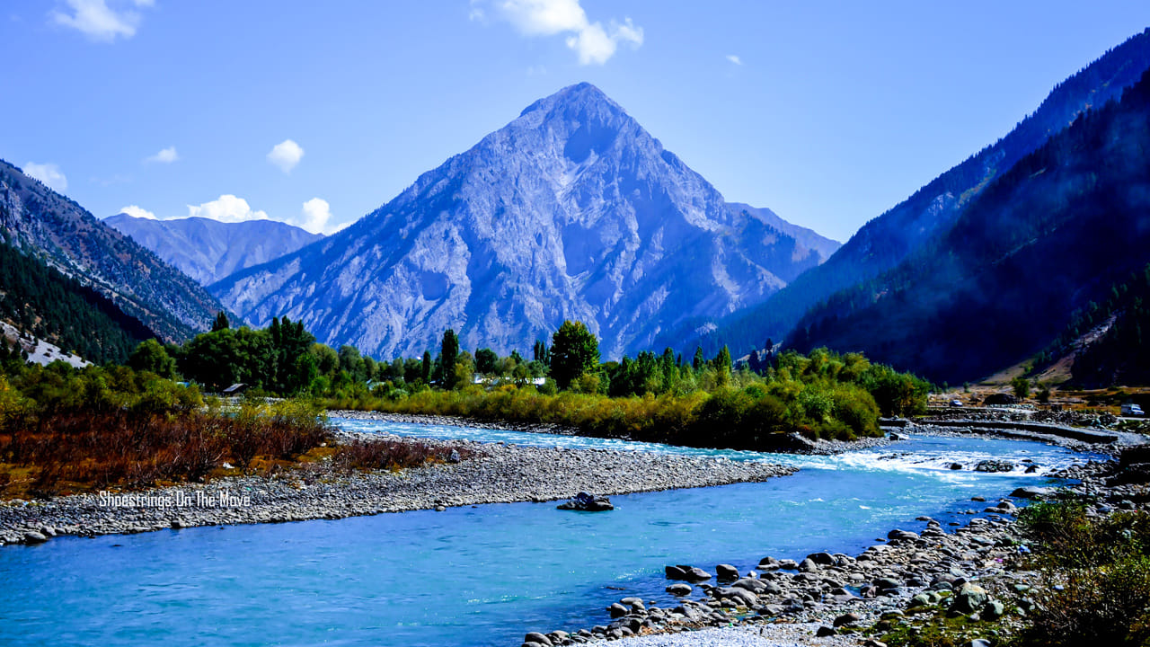 గురేజ్ లోయ, కాశ్మీర్: కిషన్‌గంగా నది పచ్చని నీళ్లతో కూడిన మారుమూల లోయ, గురెజ్ నాటకీయ ప్రకృతి దృశ్యాలు మరియు స్థానిక సంస్కృతిని అందిస్తుంది. గడ్డకట్టిన  కిషన్‌గంగా నది వద్ద ఫోటోగ్రఫీ. నడక, హబ్బా ఖాటూన్ శిఖరం, దావర్, స్థానిక సంస్కృతి ఆకట్టుకుంటాయి. సందర్శించడానికి ఉత్తమ సమయం జూన్ నుండి సెప్టెంబర్. ఫిబ్రవరి నుండి మార్చి వరకు.