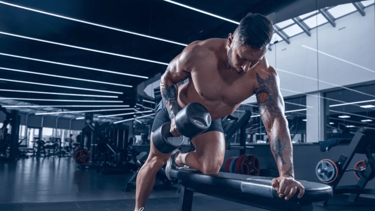 ఈ మధ్య కాలంలో జిమ్‌కు వెళ్లడం అనేది ట్రెండ్ అయిపోయింది. చాలా మంది బరువు తగ్గడం కోసమో, లేదా ఫిట్‌గా కనిపించడం కోసం జిమ్‌కు వెళ్తున్నారు. కానీ కొందరు రోజూ జిమ్‌కు వెళ్తున్న వాళ్లలో ఎలాంటి మార్పులు కనిపించవు ఇందుకు ప్రధాన కారణం జిమ్‌ కు వెళ్లే ముందు ఎలాంటి ఆహారం తీసుకోవాలో తెలియక పోవడం. 