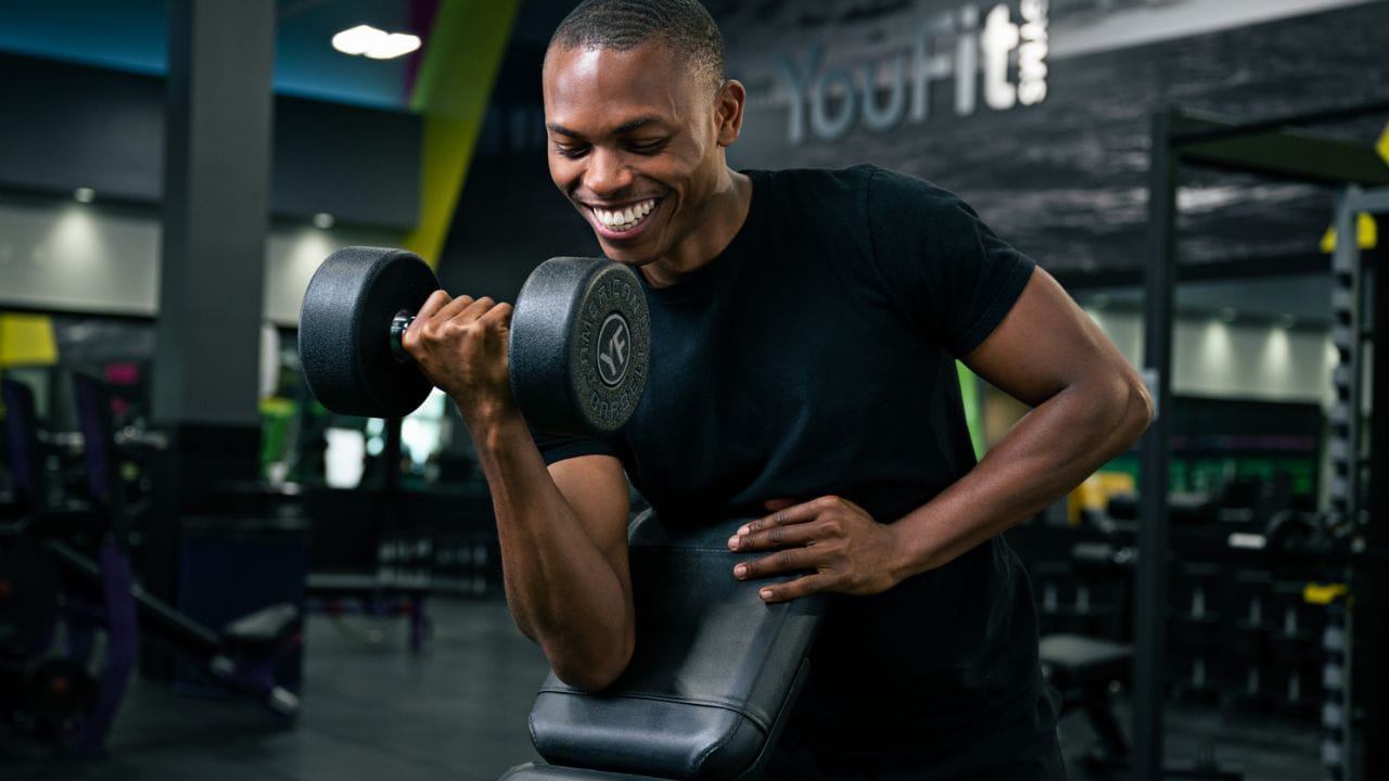 ఓట్స్‌ వంటి ఆహార పదార్థాలను జిమ్‌కు వెళ్లే ముందు తినడం వల్ల శరీరానికి నెమ్మదిగా కార్బోహైడ్రేట్లు లభిస్తాయి, ఇది దీర్ఘకాలిక వ్యాయామాన్ని సులభతరం చేస్తుంది. ఇది వ్యయామం చేసే సమయంలో మీ శక్తిని పెంచుతుంది. అలాగే కండరాల పెరుగుదలకు సహాయపడుతుంది.