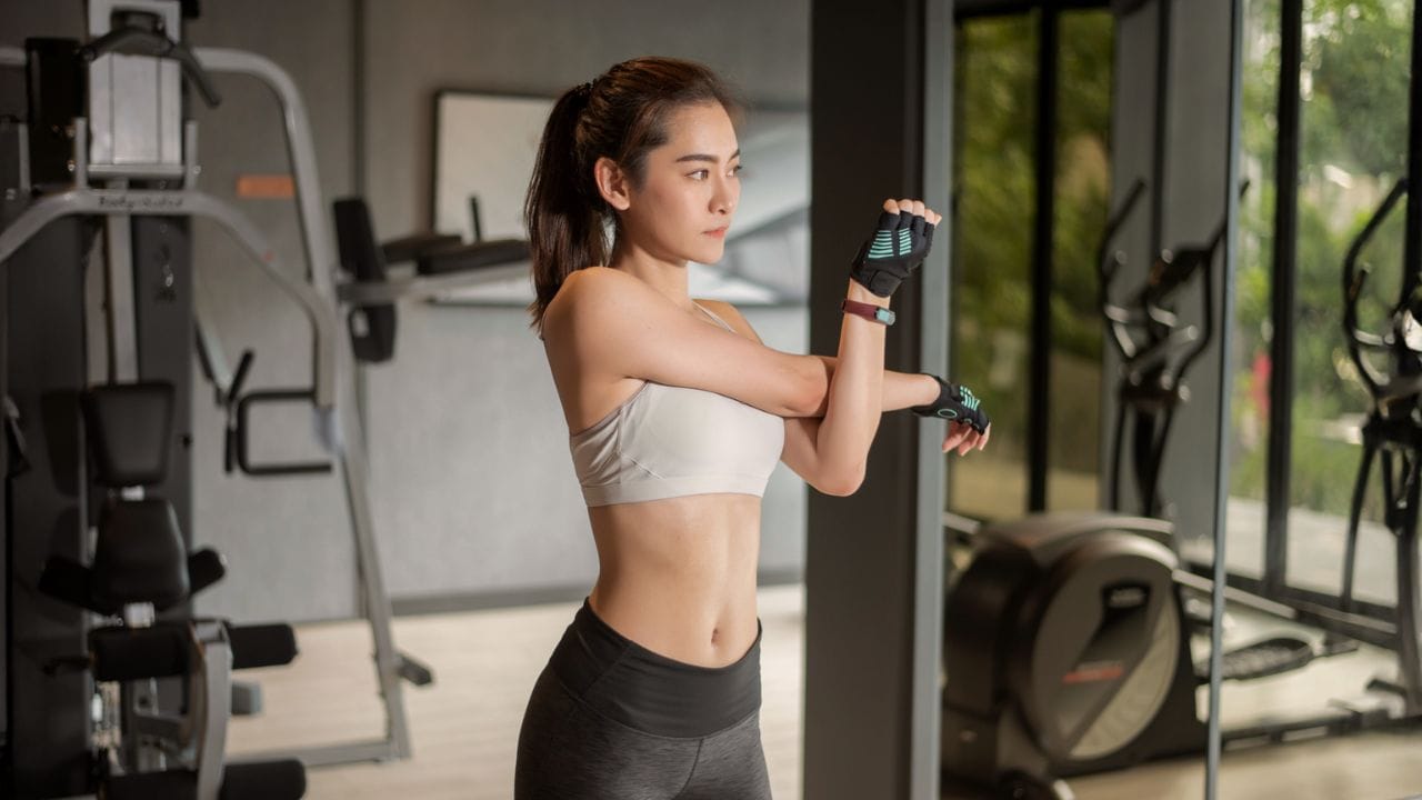 జిమ్‌కు వెళ్లే వారికి గుడ్లు కూడా చాలా బాగా ఉపయోగపడుతాయి. వీటిని తినడం వల్ల మనకు అవసరమైన ప్రోటిన్ లభిస్తుంది. అయితే కొందరు జిమ్‌కు వెళ్లిన వెంటనే వర్కౌట్ చేయడం స్టార్ట్ చేస్తారు. కానీ అది చాలా తప్పు..  మొదట మీరు నార్మల్‌గా స్ట్రిచ్చింగ్ చేసి ఆ తర్వాత వ్యాయమాలు చేయడం స్టార్ట్ చేయండి. అలాగే జిమ్‌ ట్రైనర్‌ల సహాలతో మాత్రమే వర్కౌట్ చేయండి. 