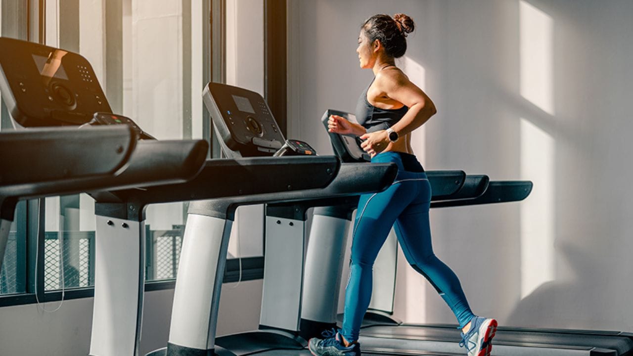 అవును జిమ్‌కు వెళ్లే 15-20 నిమిషాల ముందు కొన్ని ఆహార పదార్థాలను తీసుకోవడం వల్ల అవి మన శక్తితో పాటు కండరాల పెరుగుదలకు దోహదపడుతాయి. మీకు రోజూ జిమ్‌కు వెళ్లే అలవాటు ఉంటే.. వర్కౌట్స్ చేయడానికి ముందు మీకు అవసరమైన పరిమాణంలో ఓట్స్‌ తినండి. ఇందులో పాలు, డ్రై ఫ్రూట్స్ చేర్చుకోవడం ద్వారా మీరు మరిన్ని ప్రయోజనాలను పొందవచ్చు. 