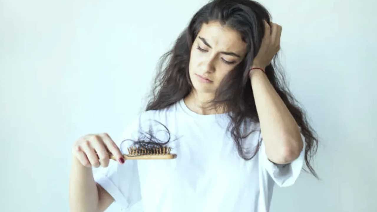 చాలా మంది తలస్నానం చేసిన తర్వాత జుట్టును సరిగ్గా ఆరబెట్టరు.జుట్టు ఆరబెట్టకపోవడం అనేది చాలా ప్రమాదకరం. జుట్టును ఆరబెట్టకపోతే జుట్టు నుంచి వాసన రావడం, వంటి అనేక సమస్యలు ఎదురు అవుతాయి. ఇది జుట్టు రాలడానికి కారణం అవుతుంది.