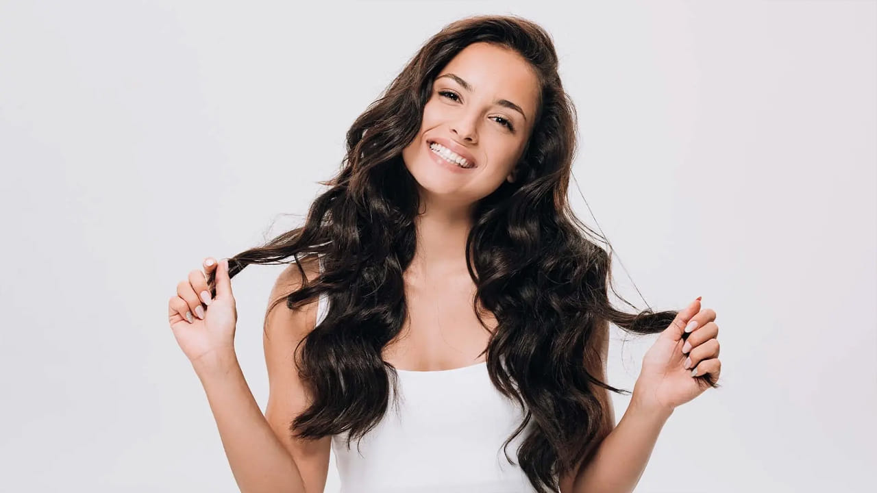 శీతాకాలంలో వాతావరణం చల్లగా ఉండటం వల్ల ఆరోగ్యంపై తీవ్ర ప్రభావం పడుతుంది. ఈ కాలంలో ఎంత జాగ్రత్తగా ఉన్నా చర్మం, జుట్టు సమస్యలు చుట్టుముడతాయి. ముఖ్యంగా ఈ కాలంలో జుట్టు విషయంలో ప్రత్యేక జాగ్రత్తలు తీసుకోవడం చాలా అవసరం. లేదంటే చుండ్రు, జుట్టు చిట్లడం, జుట్టు రాలడం ప్రారంభమవుతుంది. ఫలితంగా జుట్టు రాలిపోతుంది. 