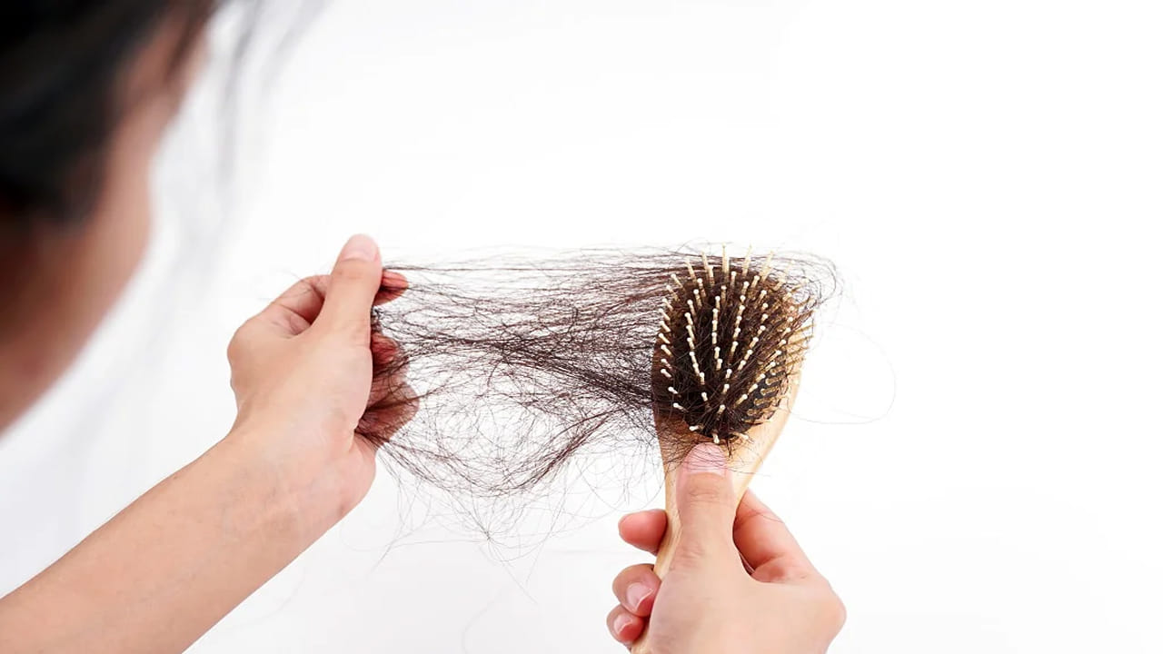 నేటి వేగవంతమైన జీవనశైలిలో జుట్టు, చర్మం సంరక్షణ సవాలుతో కూడుకున్న విషయం. ముఖ్యంగా జుట్టును జాగ్రత్తగా చూసుకోకపోతే అనేక సమస్యలు తలెత్తుతాయి.