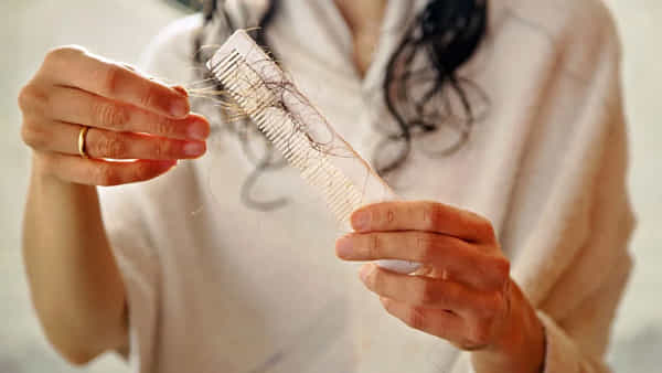 Hair Loss in Women: 40 ఏళ్ల తర్వాత మీకూ జుట్టు రాలుతుందా? రోజూ ఈ చిన్న పని చేస్తే చాలు..