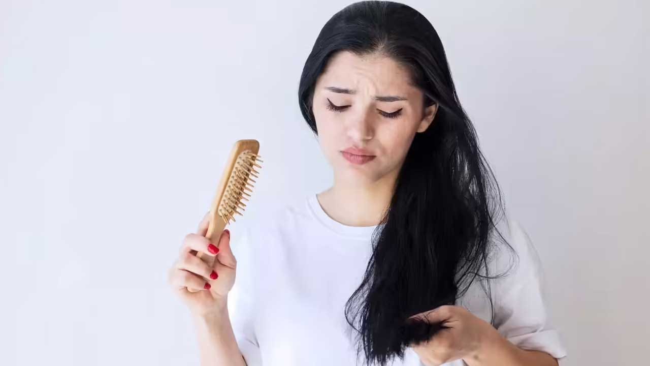 మీ జుట్టు అందంగా ఉండటమే కాకుండా, జుట్టు రాలే సమస్య తగ్గాలి అంటే, ఎప్పుడూ కూడా జుట్టును శుభ్రంగా ఉంచుకోవాలి. చెమట, డస్ట్ వలన జుట్టు త్వరగా పాడు అవుతుంది. అందుకే మీరు ఎక్కువగా బయట తిరిగినప్పుడు, లేదా జుట్టు తడిచిన సమయంలో త్వరగా దానిని శభ్ర పరుచుకోవాలి. లేకపోతే ఫంగల్ ఇన్ఫెక్షన్స్ వస్తాయంట.