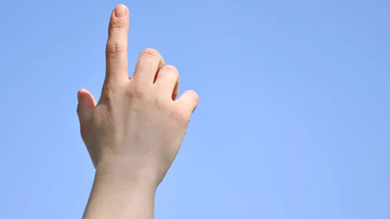 చూపుడు వేలు కొన చదునుగా ఉన్న వ్యక్తి లక్షణాలు:  ఎవరికైనా చూపుడు వేలు నిటారుగా ఉండి, కొన చదునుగా ఉంటే, ఆ వ్యక్తి ప్రతి విషయంలోనూ నిజాయితీగా వ్యవహరించగల వ్యక్తి అవుతాడు. అతను నమ్మదగిన వ్యక్తి అవుతాడు. వారు ఇతరుల నుండి కూడా అదే ఆశిస్తారు. వారు బలంగా, స్వతంత్రంగా ఉండాలని కోరుకుంటారు. వారికి దగ్గరగా లేని వారికి, వారు చాలా కోపంగా ఉండవచ్చు. వారు ఒంటరిగా వ్యవహరించాలనుకుంటున్నట్లు అనిపించవచ్చు. కానీ వారికి దగ్గరగా ఉన్నవారికి మాత్రమే వారు చాలా కరుణామయులని తెలుసు.