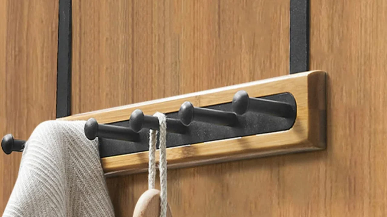 డోర్స్ వెనుక ఏర్పాటు చేసిన హ్యాంగింగ్స్కి కొన్ని రకాల వస్తువులను తగిలిస్తూ ఉంటారు. ఇలా చేస్తే ఇంట్లో పురోగతి తగ్గుతుందుని పండితులు అంటున్నారు. వాస్తు ప్రకారం ఇంటి ద్వారం లక్ష్మీ దేవికి స్థానంగా చాలామంది నమ్ముతారు. అందుకే ఇలా డోర్ వెనుక భాగంలో హ్యాంగర్లు ఏర్పాటు చేయకూడదట.