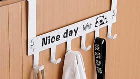 తలుపు వెనుక హ్యాంగింగ్స్ ఉంచితే దురదృష్టమా? పండితులు ఏమంటున్నారు?