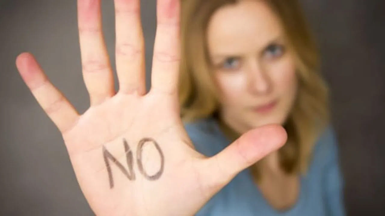 అతి వినయం : కొంత మంది ప్రతి విషయానికి అవును అని చెప్తుంటారు. కానీ ఇలా చెప్పడం అస్సలే మంచిది కాదంట. దీని వలన మానసిక, భావోద్వేగ శక్తి తగ్గిపోతుందని చెబుతున్నారు నిపుణులు. మీరు ప్రతి విషయానికి ఇతరులను నిరాశపరుస్తామనే భయంతో అవును అని చెప్పడం అనేది కొత్త అవకాశాలను కోల్పోతామనే భయం నుంచి వస్తుంది. అందువలన మీరు 2026లో ఆనందంగా , ధైర్యంగా ఉండాలి అనుకుంటే మీ పరిమితులను మీరు గౌరవించి, కాదు అని చెప్పడం కూడా నేర్చుకోవాలంట. ఇదే మీకు గౌరవాన్ని, శక్తిని తీసుకొస్తుంది.