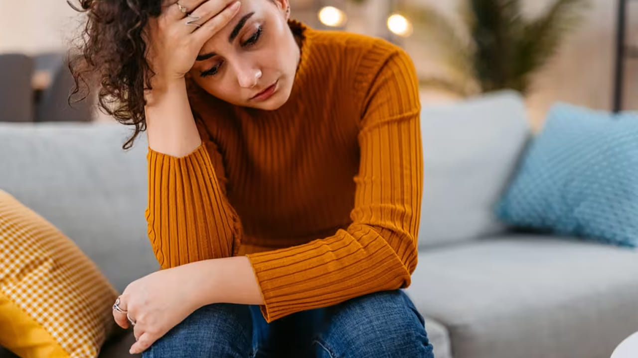 ఒకరితో పోల్చుకోవడం : చాలా మంది తమను మరొకరితో పోల్చుకుంటుంటారు. వజయం, ఆనందం, ఇలా ఏ విషయంలోనై సరే ఇతరులతో పోల్చొని బాధపడుతుంటారు. అయితే ఇలా పోల్చుకోవడం వలన మీ విలువ అనేద తగ్గిపోతుంది. అంతే కాకుండా ఇది అనవసరమైన ఒత్తిడి, అసంతృప్తికి కారణం అవుతుంది. అందుకే 2026లోకి అడుగు పెట్టే సమయంలో పోల్చుకోవడం వదిలేసి, మీ సొంత పురోగతిపై దృష్టి పెట్టడం చేయాలంట. దీని వలన మీరు మంచి పొజిషన్ లో ఉంటారు.