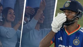 గ్యాలరీలో ముద్దుల వర్షం.. హార్దిక్ పాండ్యా రొమాంటిక్ విధ్వంసం