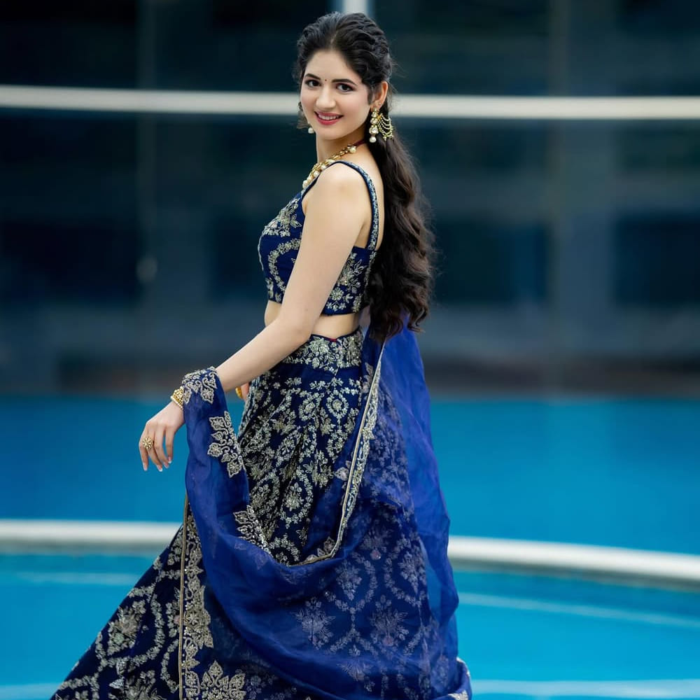 ఆమె పాత్ర సినిమాలో ప్రధానం. అఖండ 2 సినిమాతో హర్షాలీ తెలుగులో ఒక్కసారిగా పాపులర్ అయ్యింది. దీంతో ఇప్పుడు ఈ అమ్మడు గురించి తెలుసుకోవడానికి తెగ సెర్చ్ చేస్తున్నారు నెటిజన్స్. ఇంతకీ ఈ అమ్మాయి ఎవరో తెలుసుకుందామా.