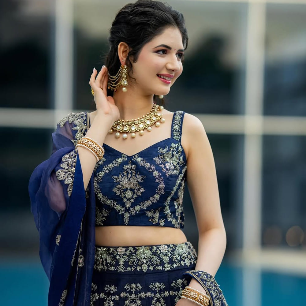 హర్షాలీ 2008 జూన్ 3న ముంబైలో జన్మించింది. భజరంగీ భాయిజాన్ తర్వాత కుబూల్ హై, లౌట్ అవో త్రిష వంటి సీరియల్స్ చేసింది. ఇప్పుడు 16 ఏళ్ల వయసులో అఖండ 2 సినిమాతో వెండితెరపైకి తెరంగేట్రం చేసింది. ప్రస్తుతం హర్షాలీ ఫోటోస్ నెట్టింట తెగ వైరలవుతున్నాయి.