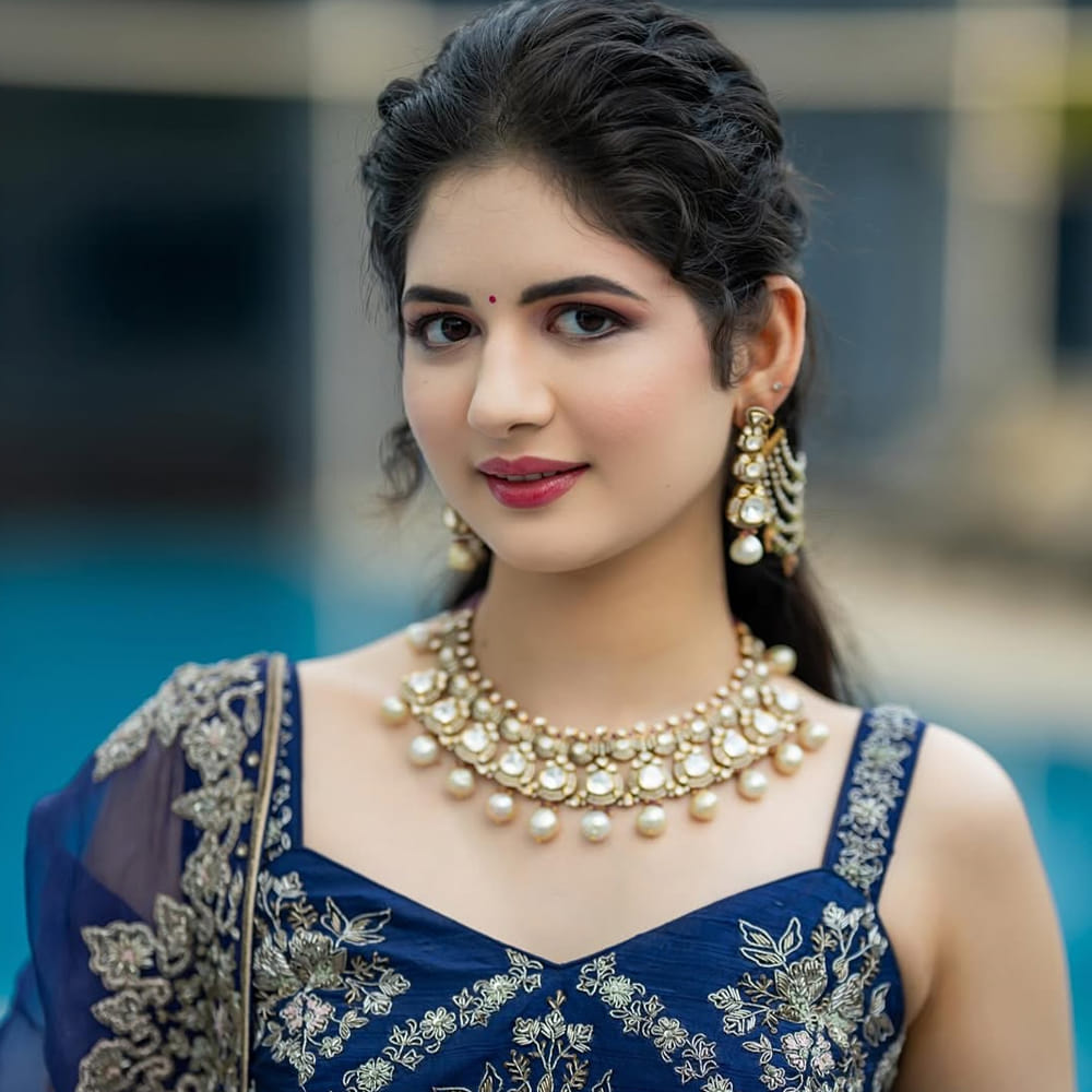 అఖండ 2 చిత్రంలో బాలయ్య కూతురు జనని అందరి దృష్టిని ఆకర్షించిన అమ్మాయి ఎవరో తెలుసా.. ? ఆమె ఒకప్పుడు ఫేమస్ చైల్డ్ ఆర్టిస్ట్. ఈ అమ్మడు పేరు హర్షాలీ మల్హోత్రా. నిజానికి ఈ సినిమా బాలకృష్ణ కూతురు జనని పాత్ర చుట్టే తిరుగుతుంది. ఆమె ఆపదలో ఉంటే రక్షించడానికి వస్తాడు.