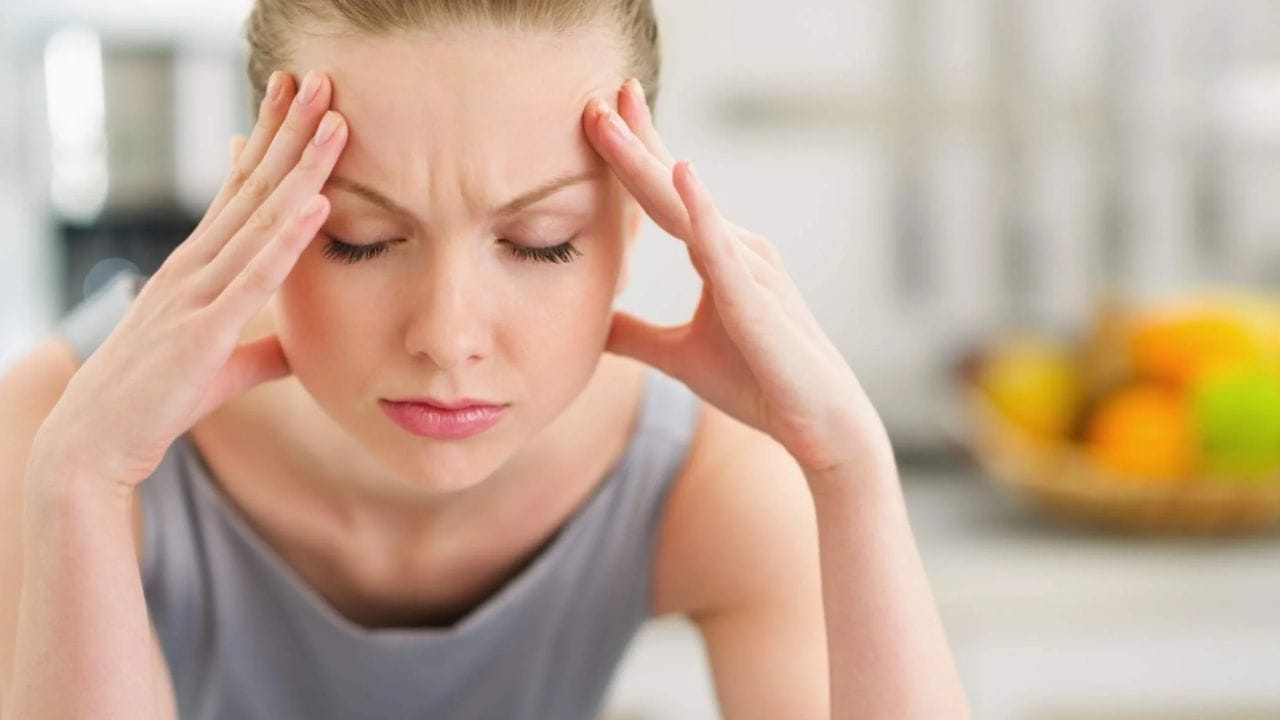 పనిఒత్తిడి, నిద్రలేకపోవడం, అలసిపోవడం, మానసిక ఆందోళనలే తరచూ తలనొప్పి రావడానికి ప్రధాన కారణం అవుతాయి. ఇవే అలవాట్లు దీర్ఘకాలంగా కొనసాగి అది మైగ్రెన్ వంటి ప్రమాధకర సమస్యకు దారి తీస్తుంది. కాబట్టి ఈ సమస్యను త్వరగా పరిష్కరించుకోవడం ఎంతో ముఖ్యం.