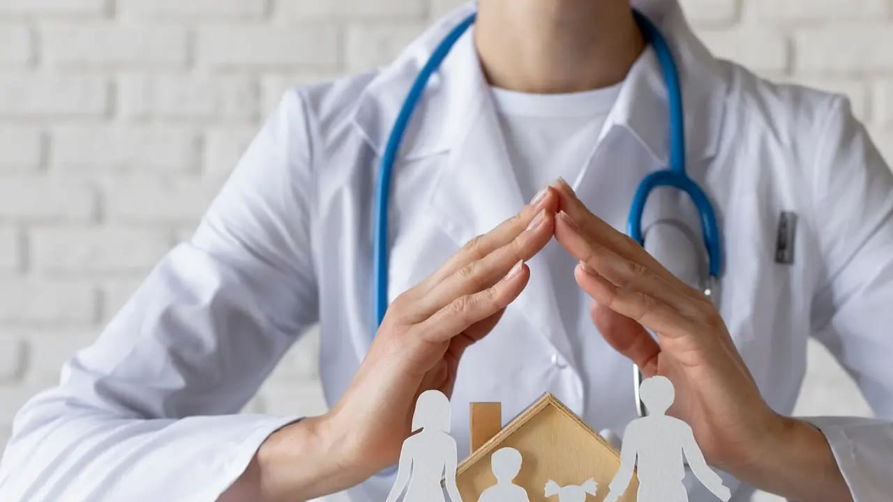 ఇక మీకు ప్రస్తుతం ఉన్న అనారోగ్యాల గురించి ముందే తెలియజేయాలి. గతంలో వచ్చిన అనారోగ్యాలు, సర్జరీల గురించి చెప్పాలి. దీని వల్ల క్లెయిమ్ చేసుకునేటప్పుడు ఇబ్బందులు ఉండవు. చెప్పకపోవడం వల్ల ఒక్కొసారి  క్లెయిమ్ తిరస్కరించే అవకాశం ఉంటుంది. ఇక కొన్ని సర్జరీలకు వెయిటింగ్ పీరియడ్ ఉంటుంది. పాలసీ తీసుకున్న కొన్నేళ్ల తర్వాత మాత్రమే వాటికి క్లెయిమ్ చేసుకోవచ్చు. వీటిని కూడా చెక్ చేయాలి.
