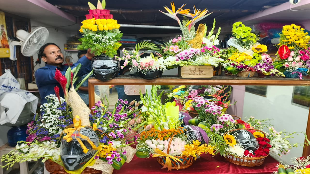 హెల్మెట్ వాడకంపై ఒక్కొక్కరిది ఒక్కో ప్రచారం. భద్రతపై  అవగాహన కల్పించే ప్రయత్నం. టెంపుల్ సిటీ తిరుపతిలో 'నో హెల్మెట్... నో పెట్రోల్' అన్న రీతిలో పోలీసులు వ్యవహరిస్తుంటే, పెట్రోల్ బంకుల వద్ద ఈ మేరకు ఫ్లెక్సీలు వెలిశాయి. ఇక ద్విచక్ర వాహనాలు నడిపే వారిలో మరింత అవగాహన కల్పించేందుకు ఇప్పుడు న్యూ ఇయర్ తోడైంది. తిరుపతి పోలీసు యంత్రాంగం తెచ్చిన హెల్మెట్ తప్పనిసరి అమలు విధానానికి ప్రజలలో మంచి స్పందన రాగా వ్యాపారులు సైతం ఇదే రీతిలో హెల్మెట్ల వాడకంపై అవగాహన కల్పించే ప్రయత్నం చేస్తున్నారు.