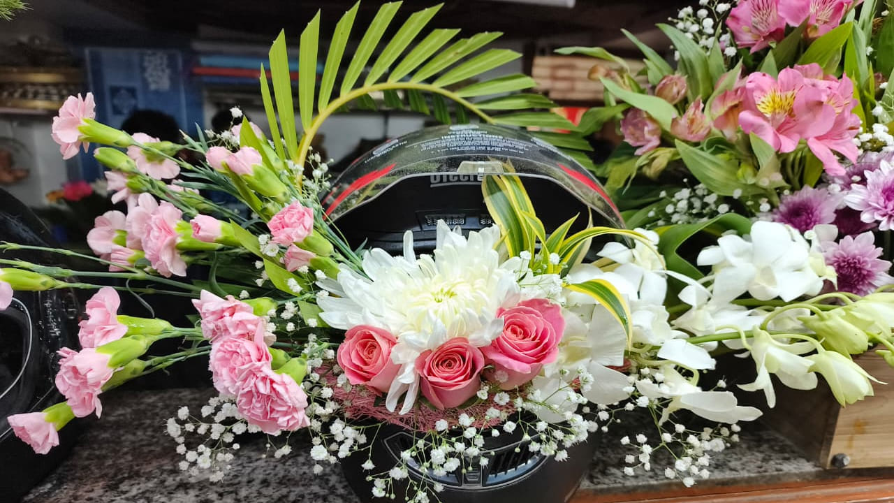 Helmet Bouquets: మీ ప్రియమైన వారికి న్యూ ఇయర్ స్పెషల్ విషెస్‌ చెప్పాలా? ఈ హెల్మెట్ బొకేలు ట్రై చేయండి