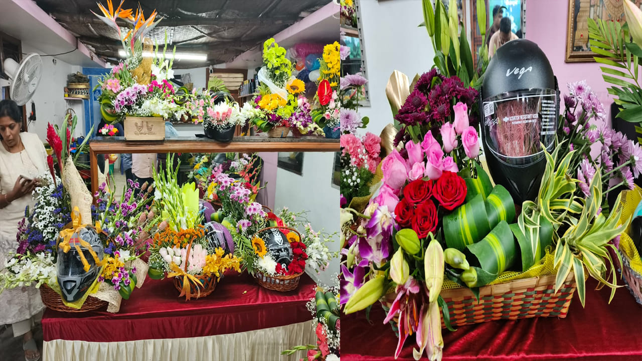 తిరుపతి తిలక్ రోడ్డులోని బ్లూ పెటల్ ఫ్లోరిస్ట్ హెల్మెట్ బోకెలను తయారు చేసి ప్రాంతీయ రవాణా అధికారి మురళీమోహన్ చేతుల మీదుగా అమ్మకాలను ప్రారంభించింది. వ్యాపారంలోనూ సమాజహితం కలిసి ఉండాలని, అందుకు ఈ హెల్మెట్ బోకేలు నిదర్శనమన్నారు జిల్లా ప్రాంతీయ రవాణా శాఖ అధికారి మురళీమోహన్. హెల్మెట్ బోకేలు మార్కెట్ లో తీసుకొచ్చిన బ్లూ పెటల్ ఫ్లోరిస్ట్ యజమాని సాయి కుమార్ రెడ్డిని అభినందించారు.