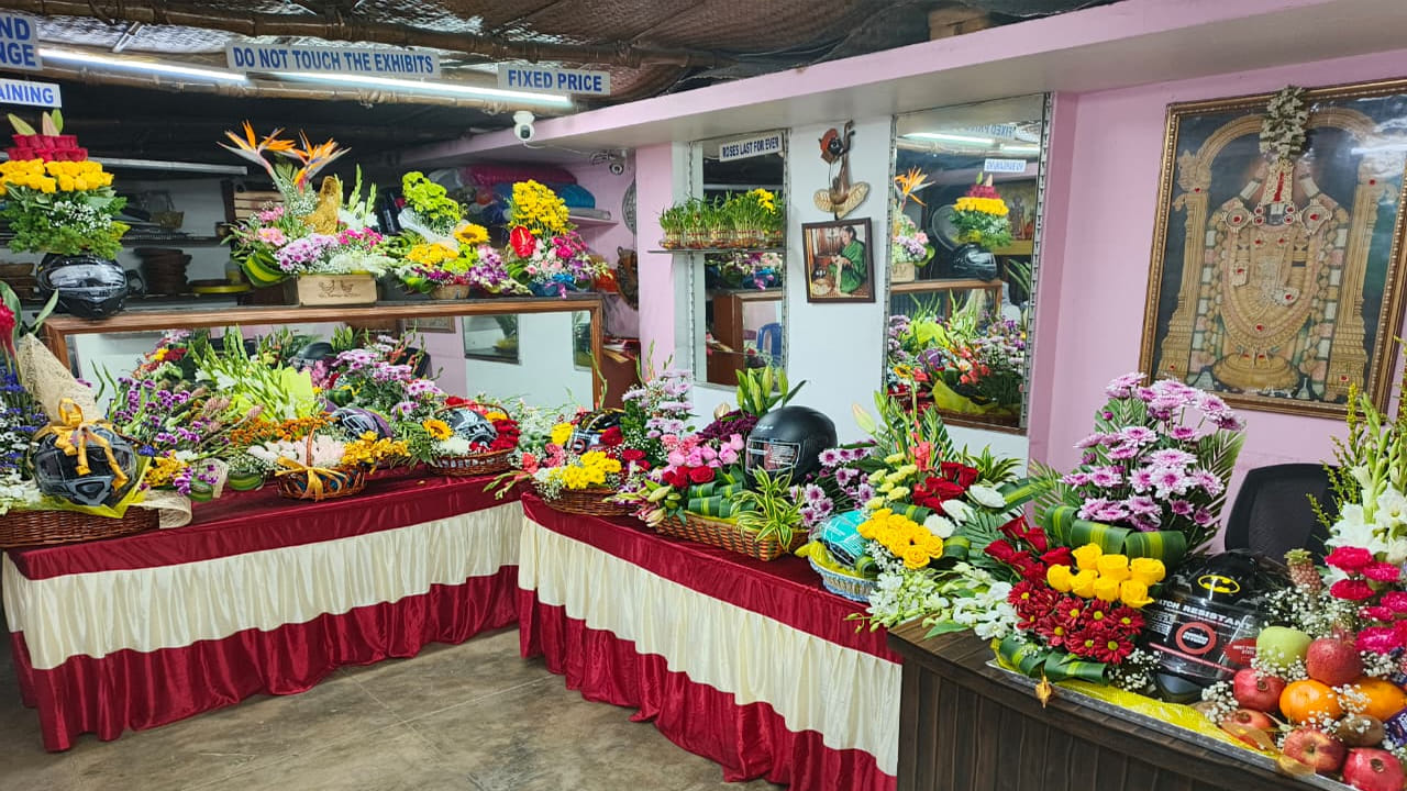 ఇక ప్రముఖ బ్రాండ్ల హెల్మెట్లను వాడి వాటి ధరలకు అనుగుణంగా వినియోగదారుల అభీష్టం మేరకు వివిధ రంగుల పూలు, ఫలాలతో అలంకరించిన బోకేలు, బాస్కెట్లు ప్రత్యేక ఆకర్షణగా నిలుస్తున్నాయి. రెండున్నర దశాబ్దాల పైగా బొకేల తయారీలో ఉన్న బ్లూ పెటల్స్ ఈ ఏడాది హెల్మెట్ బొకే ఆలోచనను శ్రీకారం చుట్టింది. బిజినెస్ తో పాటు సామాజిక బాధ్యతతోనే హెల్మెట్ బోకేలను తయారుచేసామంటున్నారు నిర్వాహకులు.