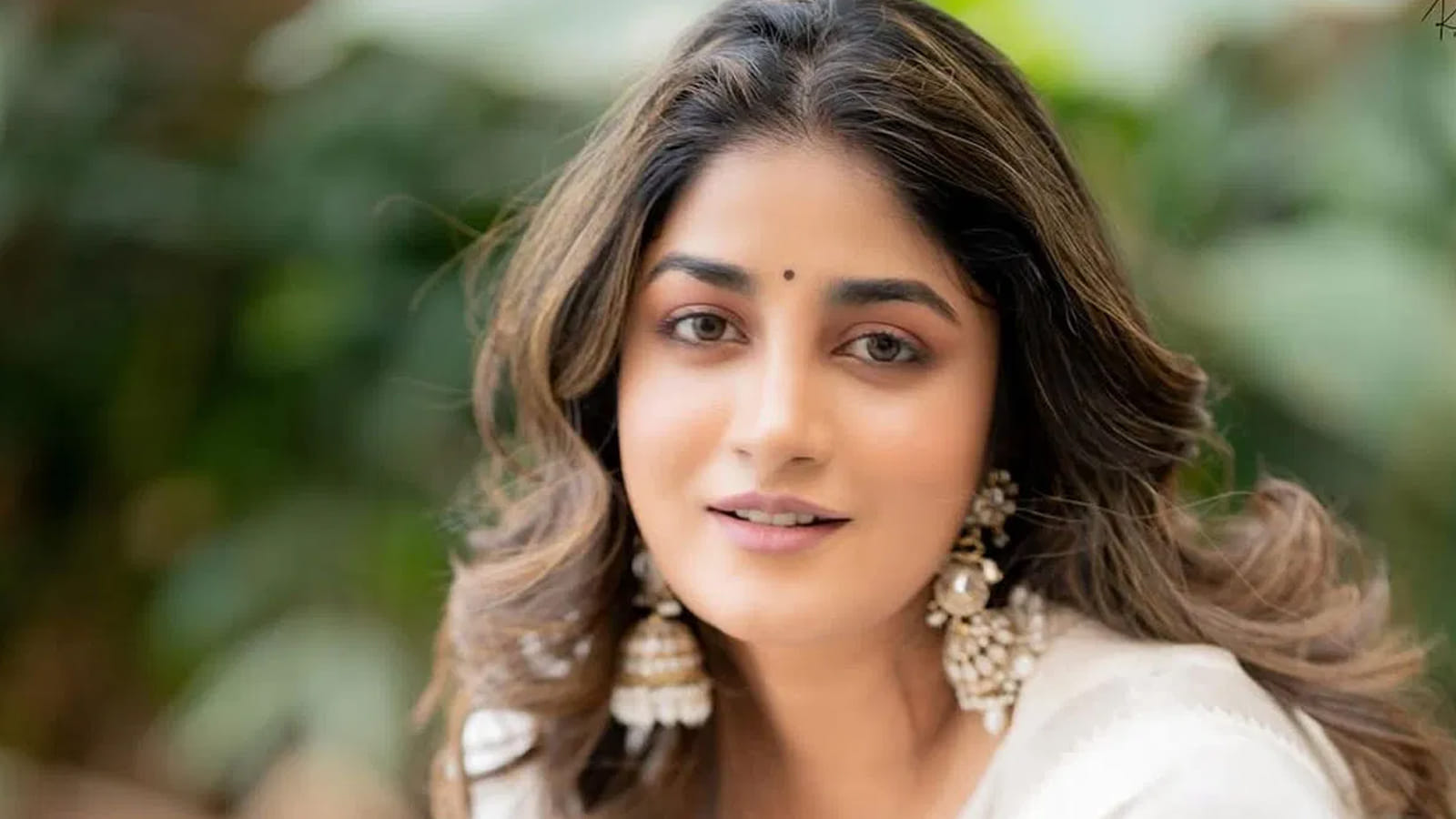 ఇక ఆషికా రంగనాథ్, డింపుల్ హయాతీ సైతం సంక్రాంతిపైనే ఆశలు పెట్టుకున్నారు. నా సామిరంగాతో మంచి హిట్ కొట్టిన ఆషికా.. ఆ తర్వాత మళ్లీ కనబడలేదు. ప్రస్తుతం రవితేజతో భర్త మహాశయులకు విజ్ఞప్తి సినిమాలో నటిస్తున్నారు ఈ బ్యూటీ. ఇక డింపుల్ సైతం ఫస్ట్ హిట్ కోసం ఆశగా ఎదురు చూస్తున్నారు. మరి ఈ పండక్కి వీళ్లలో ఎవర్ని విజయం వరిస్తుందో చూడాలి.