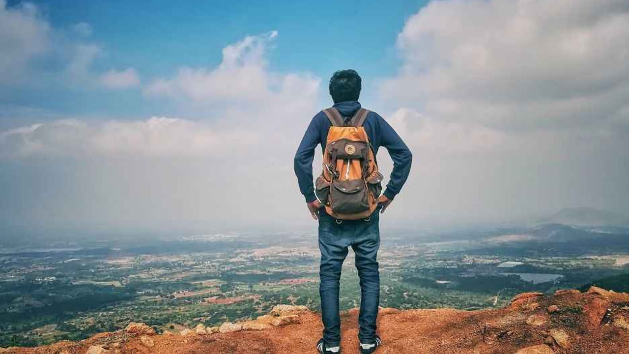 మఫ్లర్ లేదా క్యాప్ చాలా సమయం స్వెటర్లు ధరించడం వల్ల అలర్జీలు వస్తాయి. కాబట్టి మీరు హిల్ స్టేషన్కు వెళ్లినప్పుడు మఫ్లర్ లేదా క్యాప్ ఉంటే మంచిది. ఇవి శరీరాన్ని వెచ్చగా ఉంచుతాయి. అంతేకాదు తేలికగా ఉంటాయి.