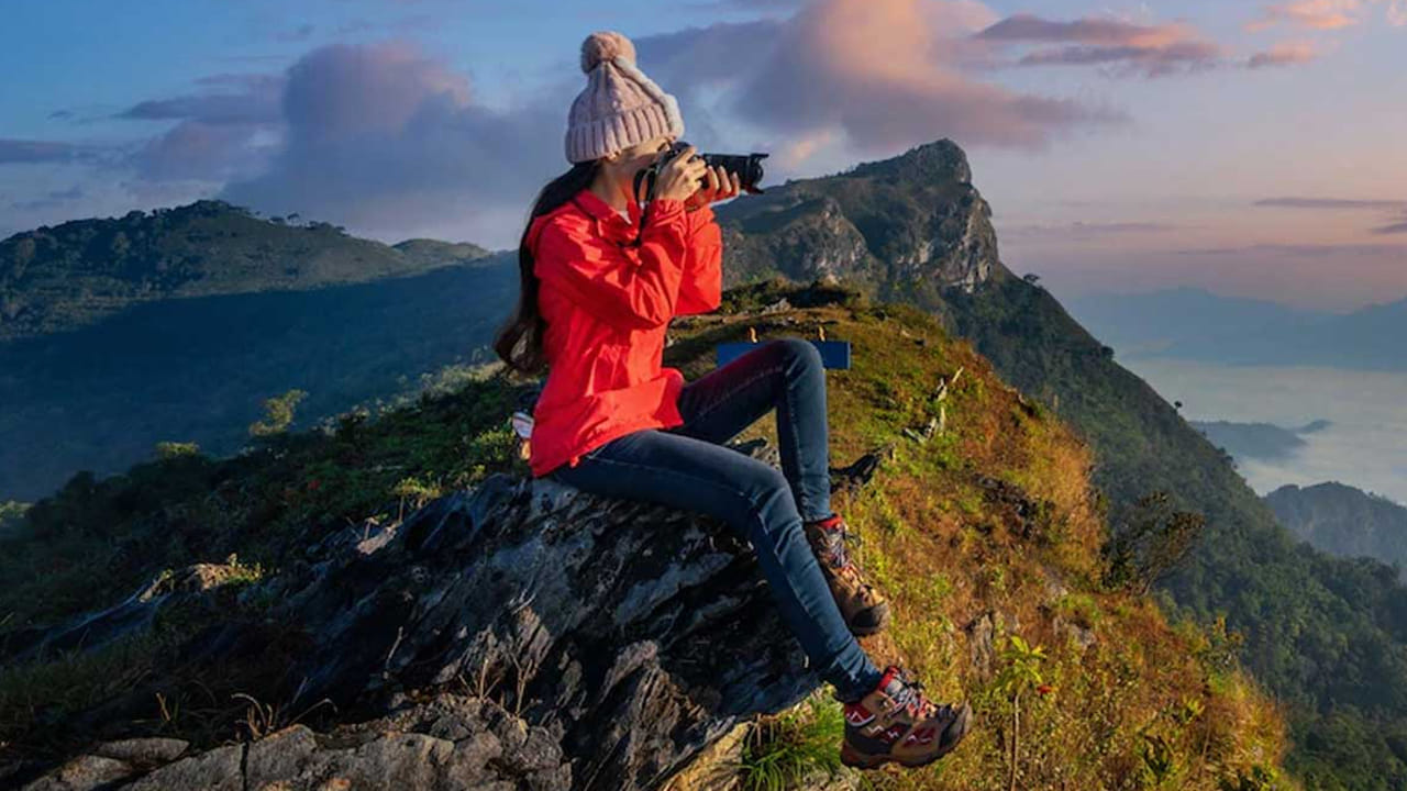 తోలు జాకెట్, స్వెటర్ హిల్ స్టేషన్ వద్ద ఉష్ణోగ్రత చాలా తక్కువగా ఉంటుంది. కాబట్టి మీతో ఒక లెదర్ జాకెట్ తీసుకువెళ్లండి. ఎందుకంటే ఈ జాకెట్ మీ శరీరాన్ని వెచ్చగా ఉంచుతుంది. దీంతో పాటు అదనంగా ఒకటి లేదా రెండు స్వెటర్లను కూడా తీసుకువెళితే మంచిది.