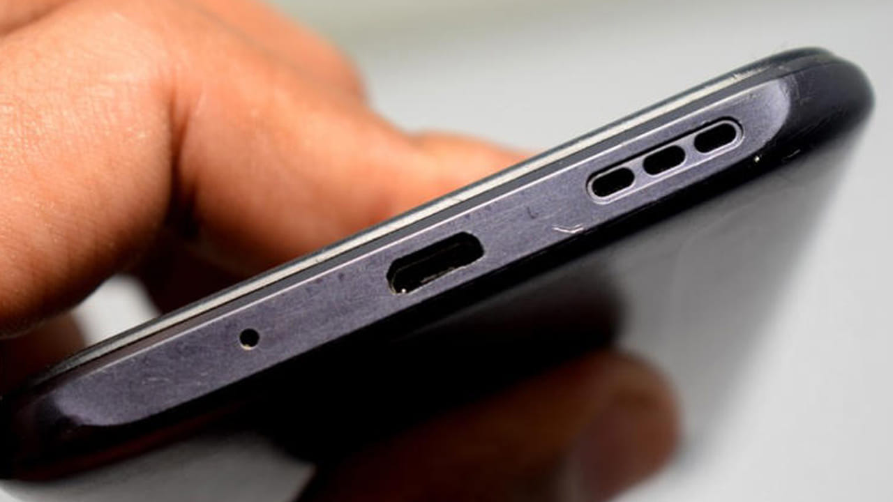 మనం చెవి దగ్గర ఫోన్ పెట్టుకుని మాట్లాడే సమయంలో కింద అంచు మన నోటికి దగ్గరగా ఉంటుంది. దీని వల్ల మీ వాయిస్ మరింత స్పస్టంగా వినపడుతుంది. అందుకే ఈ చిన్న రంధ్రంలో మైక్రోఫోన్ అమర్చుతున్నారు. కొంతమందికి ఇది తెలియక ఆ రంధ్రం ఉపయోగపడదని అనుకుంటారు.