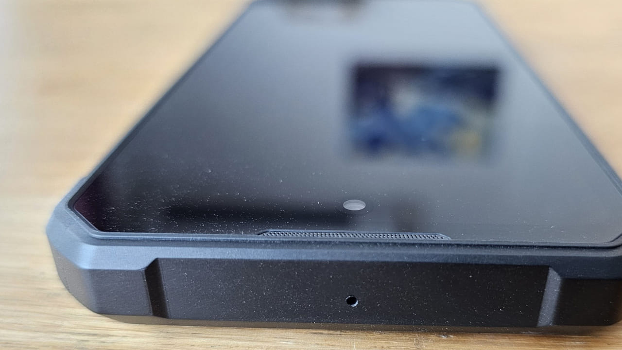 ఇక కొన్ని ఫోన్లలో ఈ చిన్న రంధ్రం నాయిస్ క్యాన్సిలేషన్ కోసం ఉపయోగపడుతుంది. మీరు ట్రాఫిక్, జర్నీలో ఉన్నప్పుడు గాలి, శబ్దం వినపడకుండా ఫిల్టర్ చేస్తుంది. మరికొన్ని ఫోన్లలో ఈ చిన్న రంధ్రంలో రెండో మైక్రోఫోన్ ఉంటుంది. ఇది ఆడియో క్వాలిటీని మరింత పెంచుతుంది.