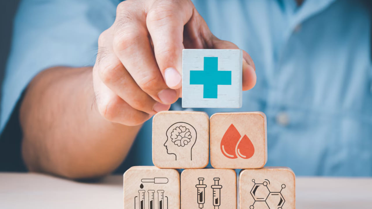 హెల్త్ ఇన్యూరెన్స్ అనేది ప్రతీఒక్కరికీ అవసరమే. ఎప్పుడు ఏ ఆపద వస్తుందో తెలియదు. దీంతో మీతో పాటు కుటుంబసభ్యులకు కూడా హెల్త్ ఇన్యూరెన్స్ తీసుకోవడం మంచిది. ఇప్పట్లో ప్రైవేట్ హాస్పిటల్‌కు వెళితే లక్షలకు లక్షలు ఖర్చవుతాయి. అదే హెల్త్ ఇన్యూరెన్స్ ఉంటే మీకు హాస్పిటల్ బిల్లులు ఆదా అవుతాయి. అందుకే ఈ రోజుల్లో అందరూ హెల్త్ ఇన్యూరెన్స్ అనేది తీసుకుంటున్నారు. అయితే హెల్త్ ఇన్యూరెన్స్ తీసుకునేటప్పుడు ఈ విషయాలు ఆలోచించండి.