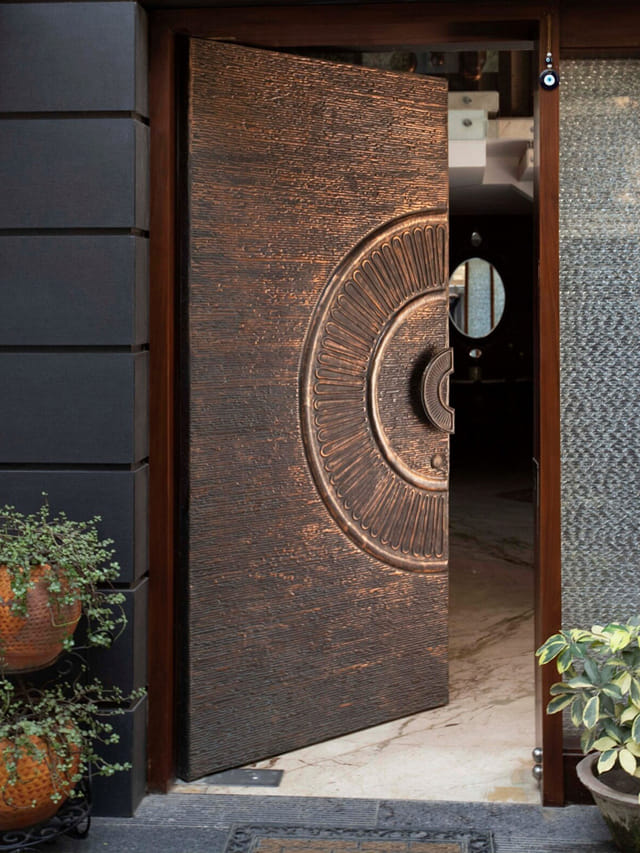 ఎంట్రన్స్ డోర్ ముందు వాటిని ఉంచారంటే.. ఇంట్లో దరిద్రం రాజ్యమేలినట్టే..