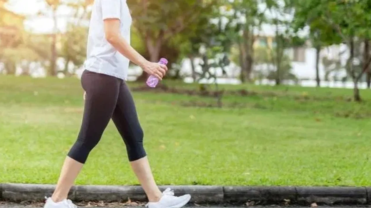 ప్రతి వ్యక్తికి ఒక కిలోమీటరులో వేసే అడుగుల సంఖ్య ఒకేలా ఉండదు. ఇది ప్రధానంగా కొన్ని అంశాలపై ఆధారపడి ఉంటుంది. ఎత్తు ఎక్కువగా ఉన్నవారి అడుగుల మధ్య దూరం ఎక్కువగా ఉంటుంది. కాబట్టి వారు తక్కువ అడుగుల్లోనే కిలోమీటరు పూర్తి చేస్తారు. 