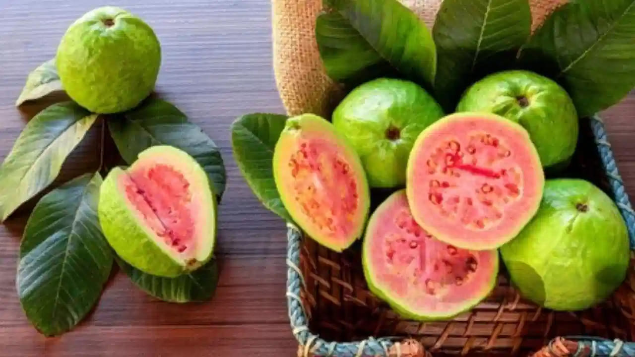 పండును చేతితో మెల్లగా నొక్కి చూడండి. మరీ రాయిలా గట్టిగా ఉంటే అది పండలేదని, మరీ మెత్తగా ఉంటే అది కుళ్లిపోయే స్థితిలో ఉందని గుర్తించాలి. పండు కాస్త స్థిరంగా ఉంటూనే వేలితో నొక్కినప్పుడు కొంచెం వంగితే అది సరైన స్థితిలో ఉన్నట్లు లెక్క.