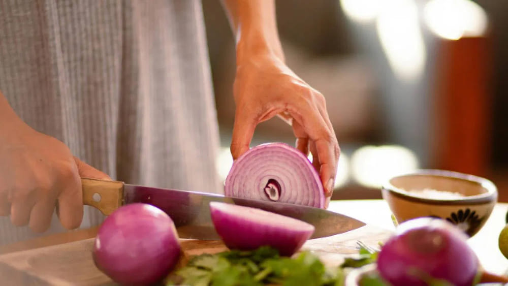 Kitchen Hacks: కన్నీళ్లు రాకుండా ఉల్లిపాయలు ఎలా కట్ చేయాలో తెలుసా? సింపుల్‌ టిప్స్‌ ఇవిగో..