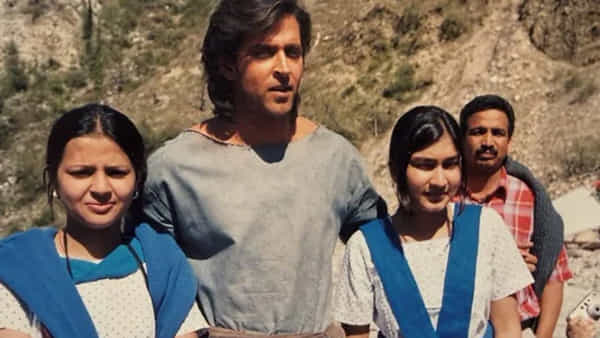 Hrithik Roshan : ఈ ఫోటోలో హృతిక్ రోషన్ పక్కన ఉన్న అమ్మాయిని గుర్తుపట్టారా.. ? టీమిండియా స్టార్ క్రికెటర్ భార్య..