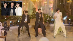 ఇద్దరు కొడుకులతో కలిసి డ్యాన్స్ అదరగొట్టిన హృతిక్..